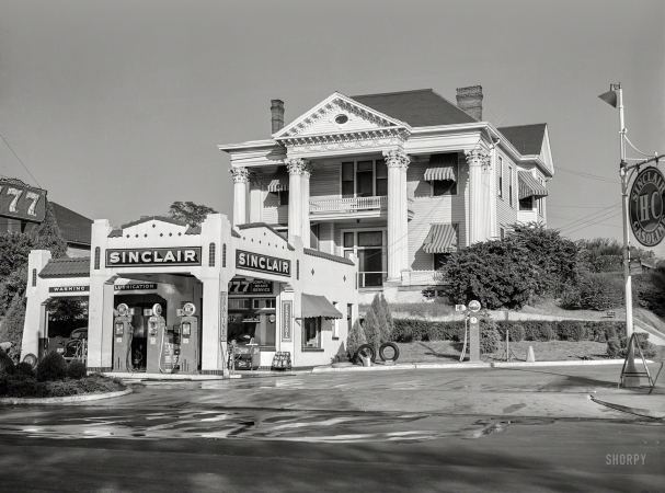 Photo showing: Jackson Sevens -- November 1939. Gas station in front of old colonial house. Jackson, Mississippi Delta. The Sinclair 777 Service Station.