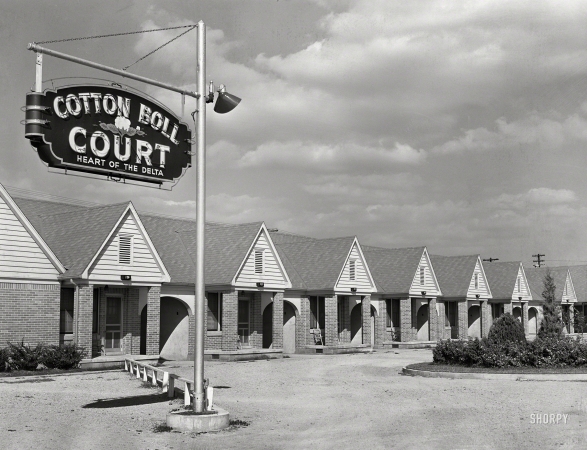 Photo showing: Boll Court -- October 1939. Tourist court in Clarksdale, Mississippi Delta. Everything is named 'cotton boll' in the Delta.