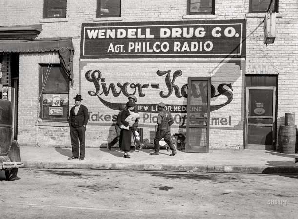 Photo showing: Livor-Kaps -- November 1939. On the main street of Wendell, North Carolina.