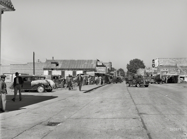Photo showing: Alices Restaurant -- September 1939. Street on Saturday afternoon in Belzoni, Mississippi Delta.