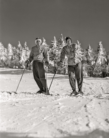 Photo showing: Ski Patrol -- March 1940. Skiers on top of Cannon Mountain. Franconia Notch, New Hampshire.