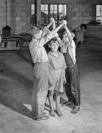 Photo showing: London Bridge -- June 1940. Play hour for younger children at Osceola migratory labor camp. Belle Glade, Florida.