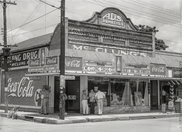 Photo showing: Saints-n-Sodas -- June 1940. Natchitoches, Louisiana -- drug store. (Burial place of St. Denis.)