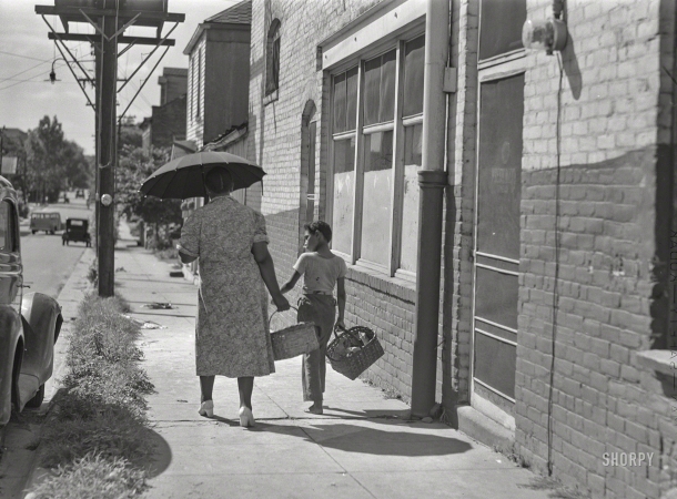 Photo showing: Tisket + Tasket -- August 1940. Street scene in Natchez, Mississippi.