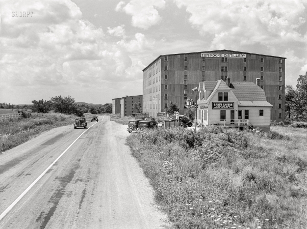 Photo showing: Kentucky Tavern -- August 1940. Tom Moore distillery near Bardstown, Kentucky.