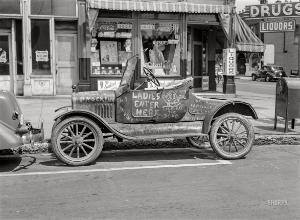 Photo showing: Hepmobile -- August 1940. Car belonging to 'Hep Cats' on main street in Louisville, Kentucky.
