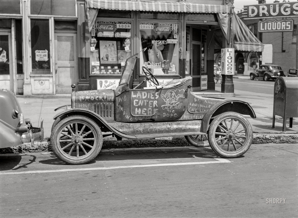 Photo showing: Hepmobile -- August 1940. Car belonging to 'Hep Cats' on main street in Louisville, Kentucky.