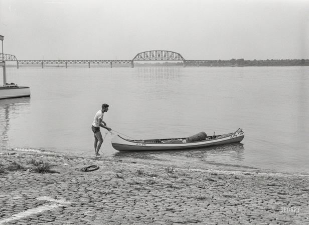 Photo showing: Kin Tuk -- July 1940. Canoeing on the Ohio River on Saturday. Louisville, Kentucky.