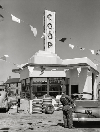 Photo showing: Co-op Gas -- August 1941. Cooperative gas station in Minneapolis, Minnesota.