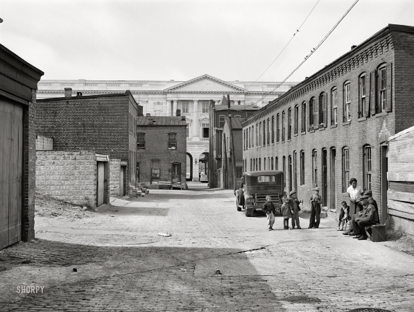 Photo showing: Schotts Alley -- October 1941. Schoot's Court [i.e. Schott’s Alley], Washington, D.C. Senate Office Building in background.