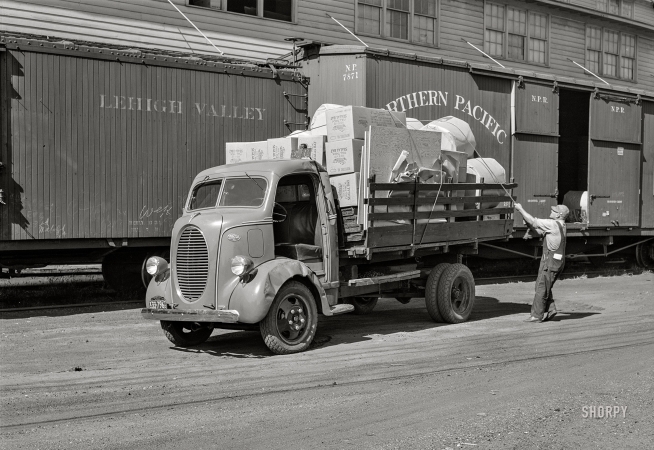 Photo showing: Twin Cities Trucker -- September 1939. Truck driver who operates between Twin Cities
and radius of 150 miles tying in load. Minneapolis, Minnesota.