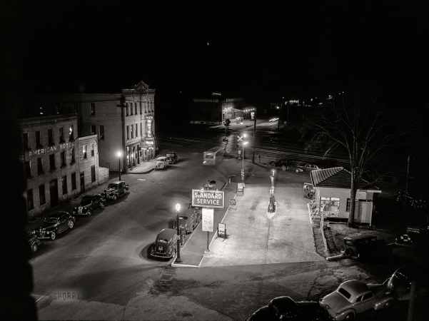 Photo showing: Night Service II -- April 1940. Gas station at night. Dubuque, Iowa.