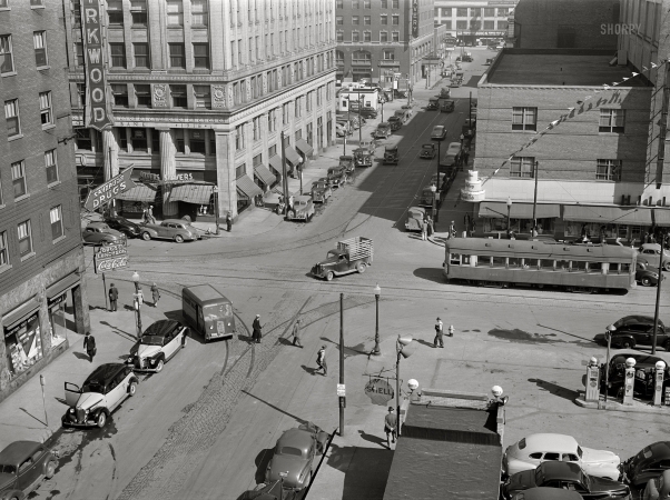 Photo showing: Walnut and Fourth -- April 1940. Des Moines, Iowa.