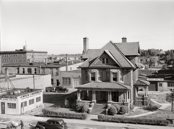 Photo showing: Kewpee Hamburgs II -- July 1940. Brick house on main street of Benton Harbor, Michigan.