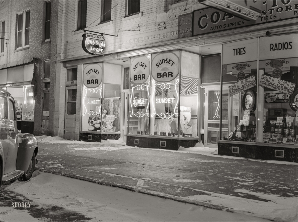 Photo showing: Frosty Mugs -- November 1940. Pierre, South Dakota, on a cold night.