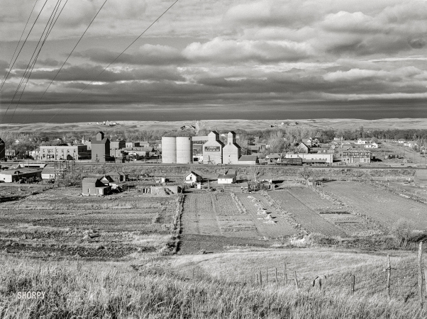 Photo showing: Farmville. -- November 1940. Velva, North Dakota.