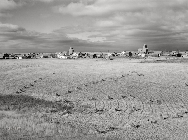 Photo showing: Heartland -- October 1940. Surrey, Ward County, North Dakota.