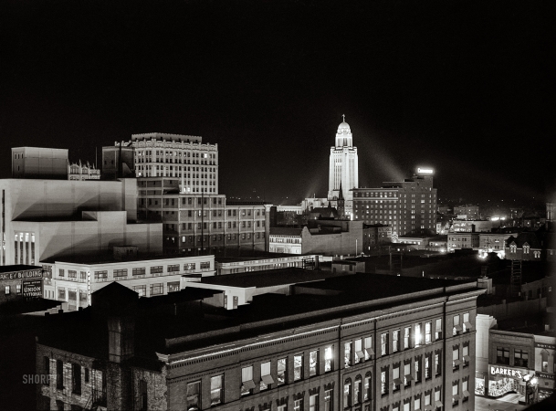 Photo showing: Nebraska Noir -- November 1940. Lincoln, Nebraska. State capitol in background.