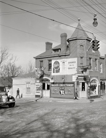 Photo showing: Lunch Beer Candy -- November 1940. Corner store in Lexington, Kentucky.