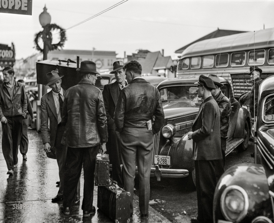 Photo showing: Just Got Here -- December 1940. Radford, Virginia. Influx of construction workers to build
Hercules Powder Plant -- new arrivals in town. They've come by bus from West Radford.