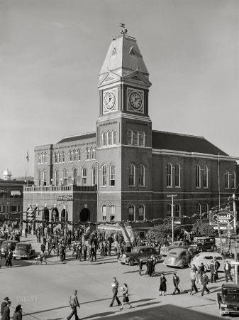 Photo showing: Etowah County Courthouse -- December 1940. Courthouse. Saturday afternoon. Gadsden, Alabama.