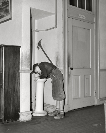 Photo showing: Fountain of Youth -- -- March 1941. Norfolk, Virginia. Corridor in public school.