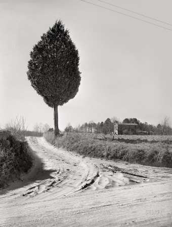 Photo showing: Rural Route -- March 1941. Farmhouse in Essex County, Virginia.