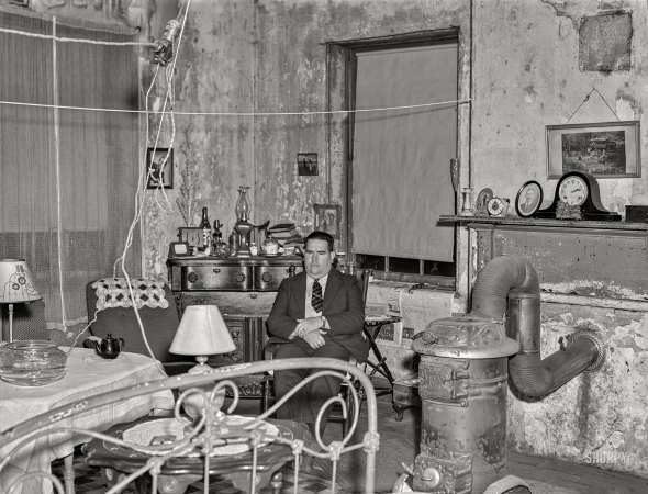 Photo showing: Piano Man. -- March 1941. Mission pianist in his room at the Helping Hand Mission. Portsmouth, Virginia.