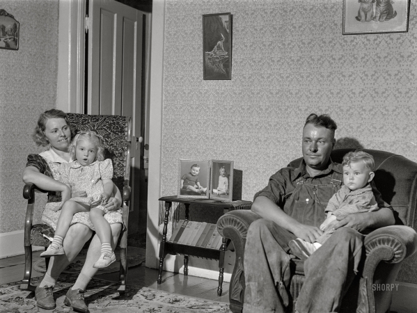 Photo showing: Lap Time -- August 1941. Olaf Ryskedahle and family, tenant purchase borrowers. Freeborn County, Minnesota.