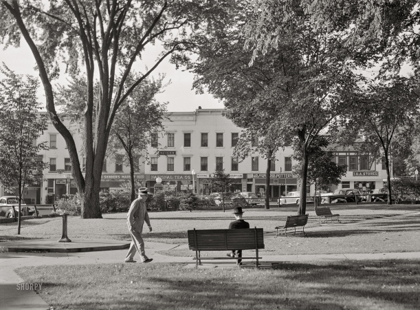 Photo showing: Back to the Garden -- August 1941. Town square. Woodstock, Illinois.