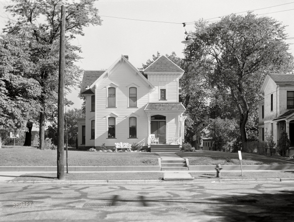 Photo showing: Anytown, USA. -- August 1941. House in Elgin, Illinois.
