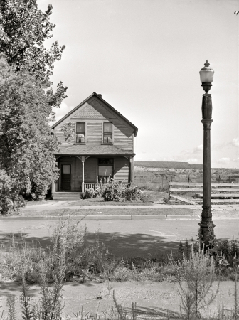 Photo showing: Bungalow of Doom -- August 1941. House in North Hibbing, Minn.,
on the edge of the world's largest open pit iron mine.
