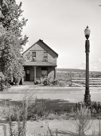 Photo showing: Bungalow of Doom -- August 1941. House in North Hibbing, Minn.,
on the edge of the world's largest open pit iron mine.