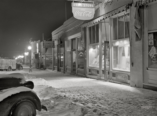 Photo showing: Winter in Hettinger -- February 1942. Hettinger, North Dakota. Street scene after a snowstorm.