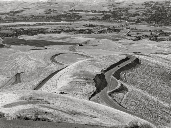 Photo showing: Lewiston Hill -- July 1941. Idaho wheat country -- extensive rolling fields. Lewiston Hill, north of Lewiston.