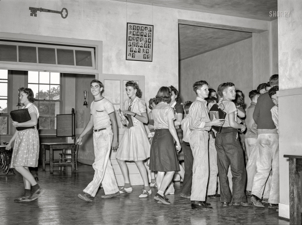 Photo showing: Hermiston High -- September 1941. High school boys and girls. Hermiston, Oregon.