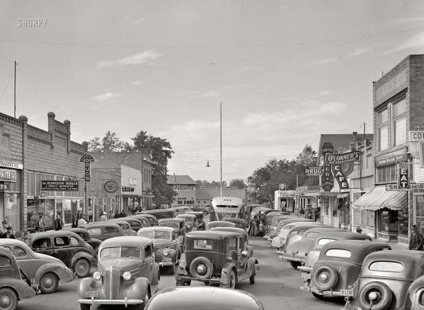 Photo showing: Hustling Hermiston -- September 1941. Traffic on main street of Hermiston, Oregon.
Defense boom town housing workers for the Umatilla Ordnance Depot.