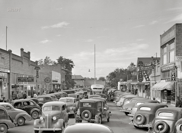 Photo showing: Hustling Hermiston -- September 1941. Traffic on main street of Hermiston, Oregon.
Defense boom town housing workers for the Umatilla Ordnance Depot.