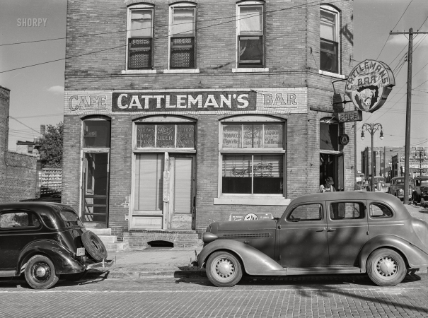 Photo showing: Cattlemans Bar -- September 1941. Cattlemen's bar and cafe near Union Stockyards. South Omaha, Nebraska.