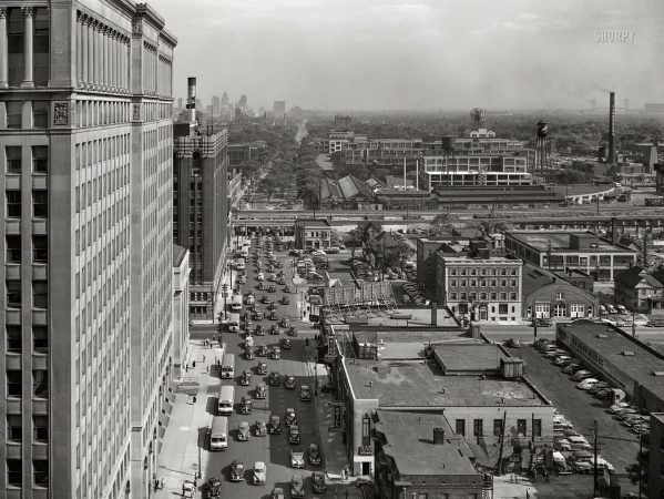 Photo showing: Life in Wartime. -- July 1942. Detroit, Michigan. Looking south on Second Avenue from the Fisher Building, with the General Motors Building at the left.