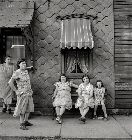 Photo showing: Upper Chunkers -- August 1940. Women in Upper Mauch Chunk, Pennsylvania.