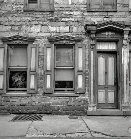 Photo showing: Chateau Begonia -- August 1940. Old house on Race Street in Mauch Chunk, Pennsylvania.