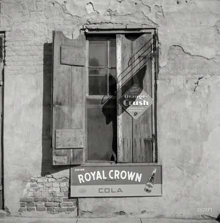 Photo showing: Crush vs. Crown -- August 1940. Natchez, Mississippi, grocery store.