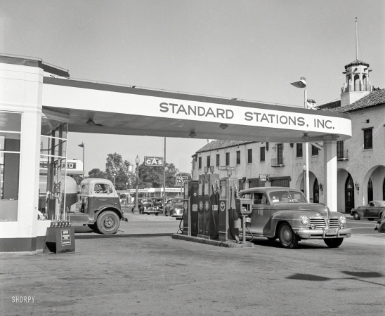 Photo showing: Standardized -- June 1942. Tracy, California. Gasoline filling station.