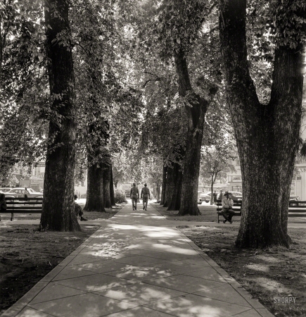 Photo showing: Petit Parade -- June 1942. Chico, California. City park.