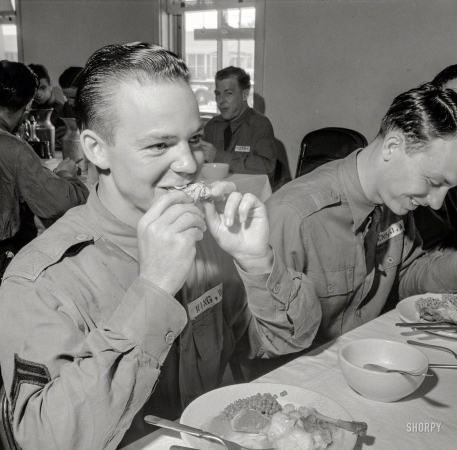 Photo showing: Alabama Fried Chicken -- August 1941. Chickens raised by FSA borrowers is good right down to the
bone. Sunday dinner for flying cadets at Craig Field, Selma, Alabama.