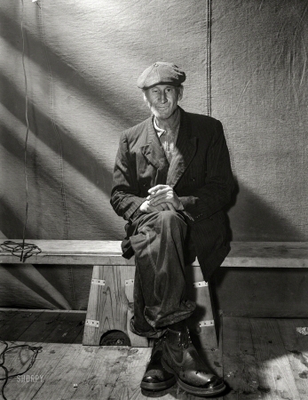 Photo showing: Off Broadway -- September 1942. Batavia, New York. An old man who has lived all of his life near Broadway in
Manhattan and who was taken off relief and sent to the Elba farm labor camp to work in the harvest.
