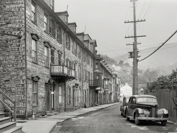 Photo showing: Race Street -- August 1940. Old houses on Race Street in Mauch Chunk, Pennsylvania.