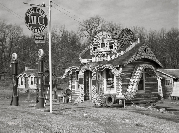 Photo showing: Crazy Cabin Inn -- February 1942. Shannon County, Missouri. Gas station and tourist cabins.