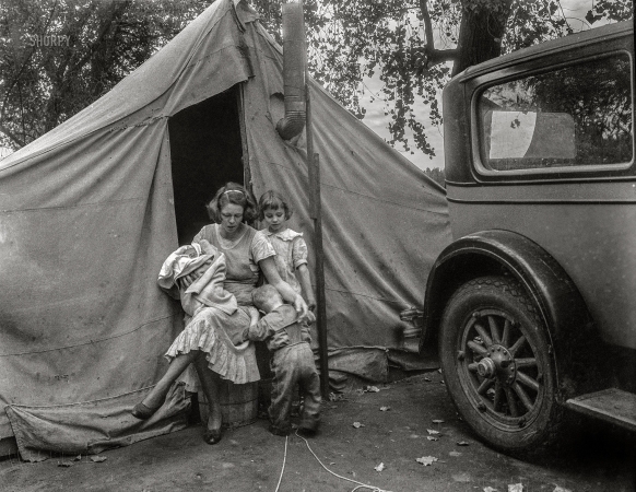 Photo showing: Squatter Mother -- November 1936. Mother and three children in a California squatter camp.